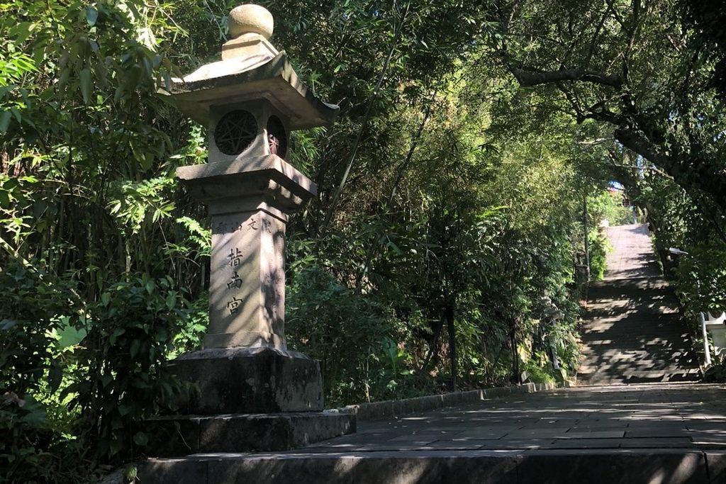 挑戰臺北大縱走第七段「指南宮千階步道」，循參拜路線感受一秒到日本的氛圍。