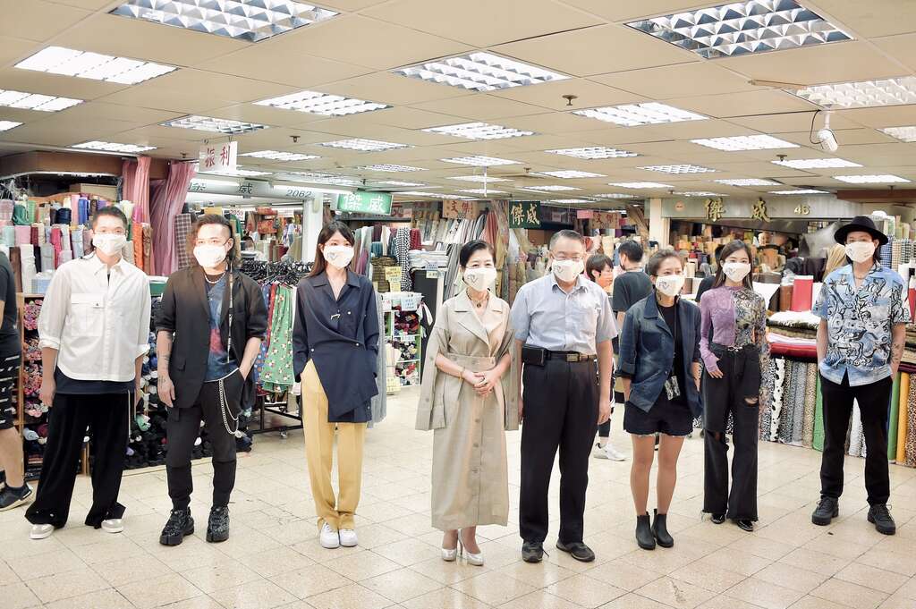 柯文哲市长、夫人陈佩琪与六位台湾设计师拍摄2021台北时装周时尚大秀影片