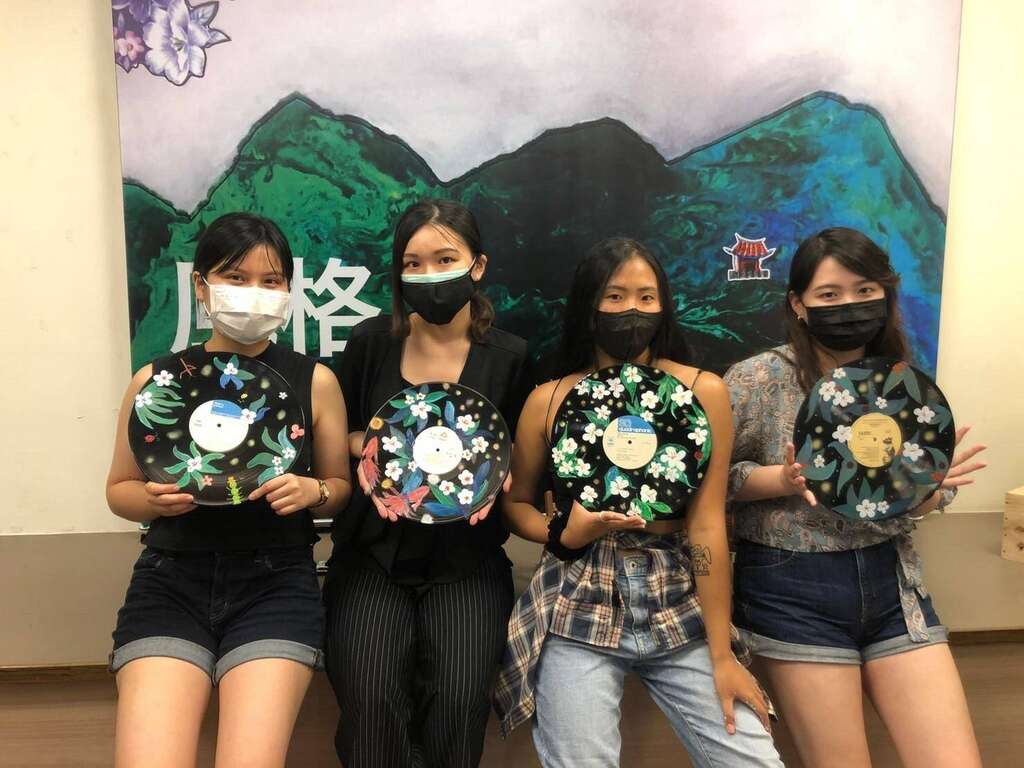 利用黑胶唱片创作出作品