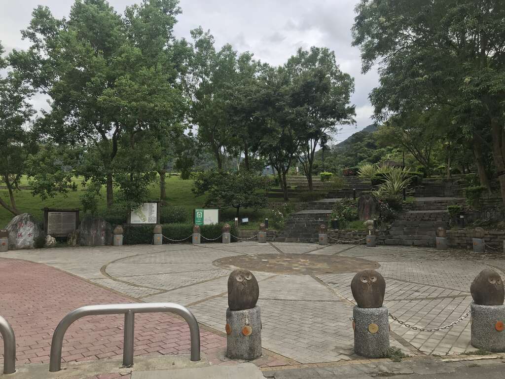 大沟溪治水园区入口广场猫头鹰石雕