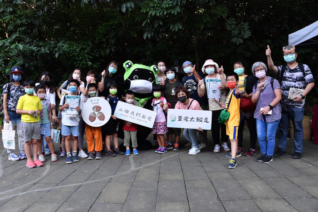 臺北大縱走7 1系列活動第一場「富陽三寶變變變」，於富陽自然生態公園舉辦，帶領將近150位民眾探索臺北大縱走，完成後由觀光傳播局李麗珠副局長頒發完成證書與登山扣環。.JPG