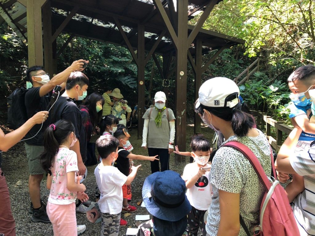 富阳自然生态公园最具特色「富阳三宝」为主题设计，藉由导览老师的解说与游戏，让小朋友亲近大自然，感受山林就在我们城市之中。