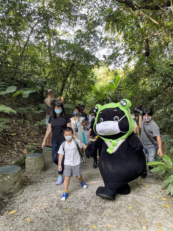 荒野保護協會的專業解說團隊，在富陽自然生態公園內設計「哇！台北樹蛙」、「白蠟蟬變變變」等4個小關卡，帶領孩子思考相關生物習性，培養孩子生態保育觀念及從小尊重與愛惜大自然。.JPG