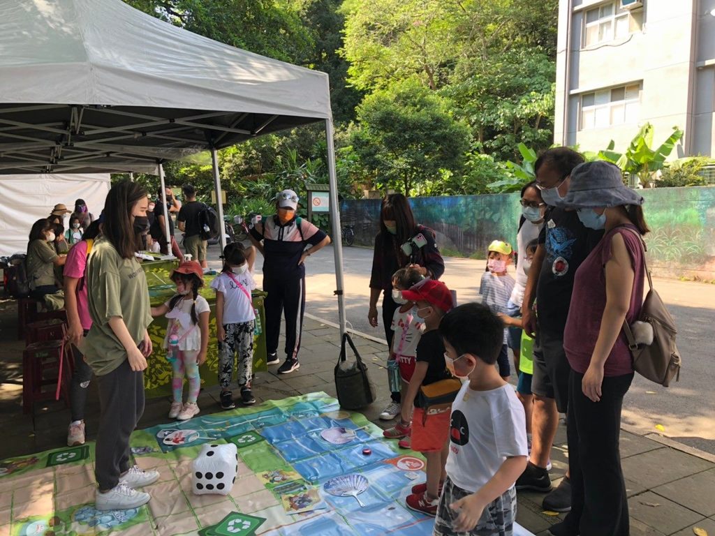 台北大纵走7 1系列活动第一场「富阳三宝变变变」，邀请荒野荒野保护协会导览，并设计生态游戏关卡及互动游戏摊位，让大、小朋友深度认识自然生态。