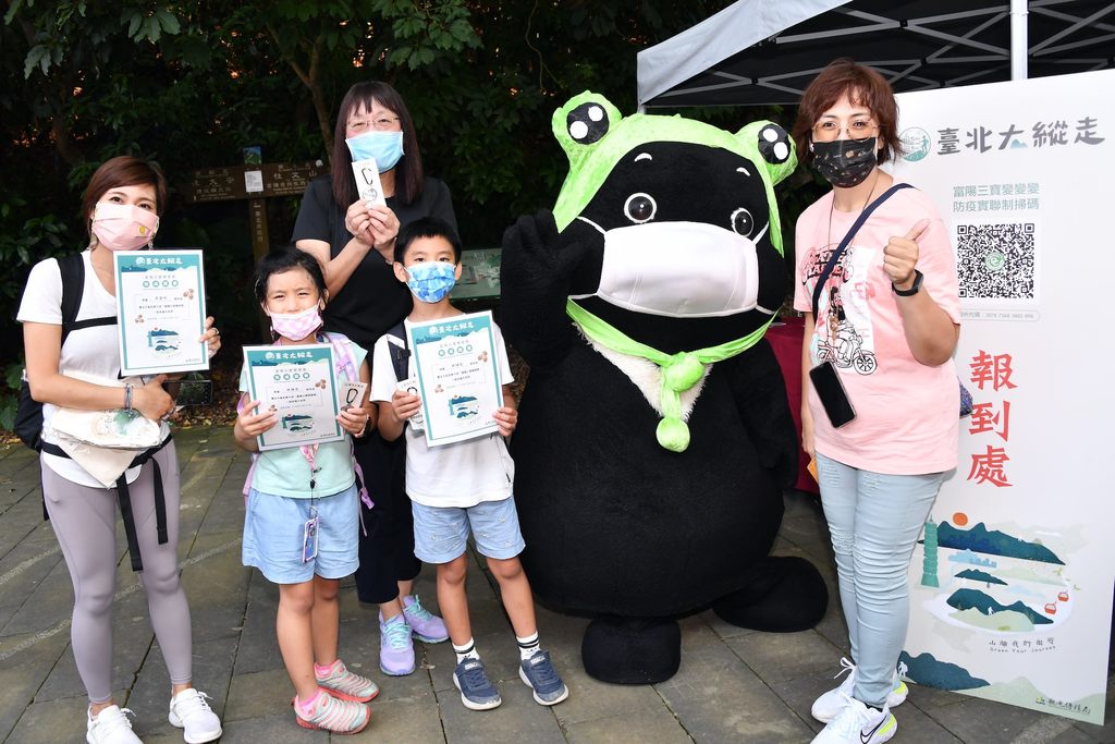 觀光傳播局李麗珠副局長與熊讚來到富陽自然生態公園，陪同民眾透過雙腳一同感受「山離我們很近」。.JPG