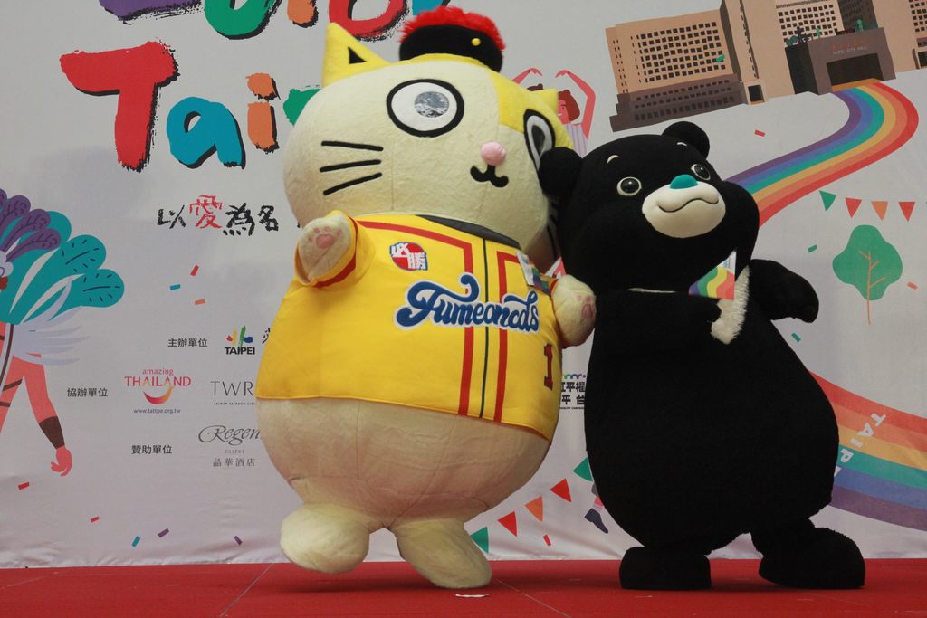 記者會上， 北市吉祥物熊讚也邀請他的好朋友黃阿瑪，一同出席彩虹起跑記者會.JPG