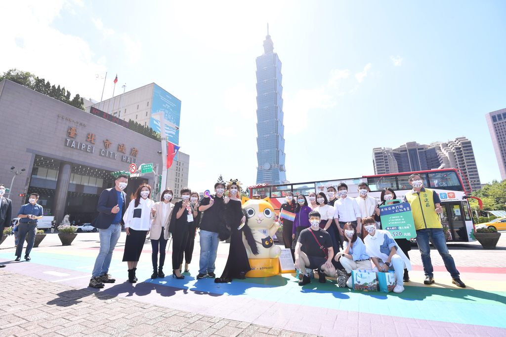 今年觀傳局與「黃阿瑪的後宮生活」合作打造「揮舞彩虹的貓」彩虹公仔，已於市府前現身，吸引許多民眾拍照打卡.JPG