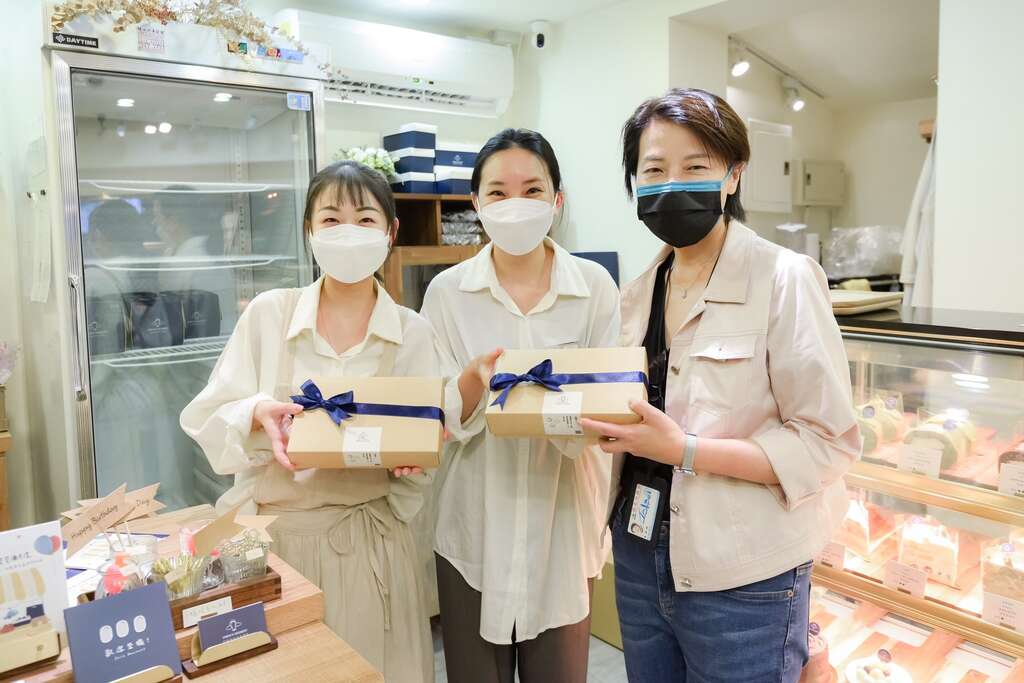 黃珊珊副市長走訪東區店家，並獲贈東區店家特色商品