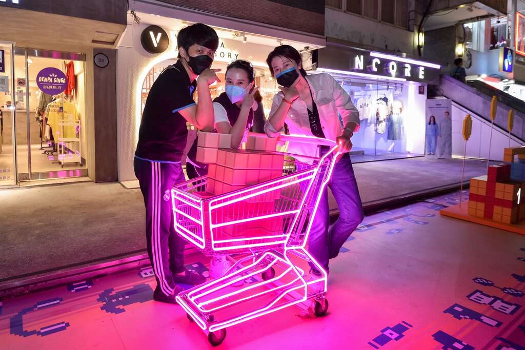 与装置物拍照打卡，即有机会获得iPad、AirPods 等大奖