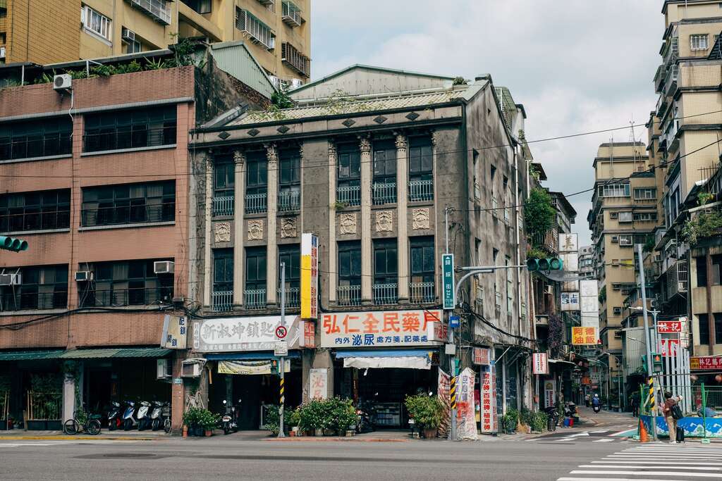 1920、30 年代归绥街一带酒楼林立，成为文化先贤们知识交流、广结豪杰的热门据点，如今只剩下精细的建物外墙，呼应百年前的荣景。（摄影／蔡耀徵）