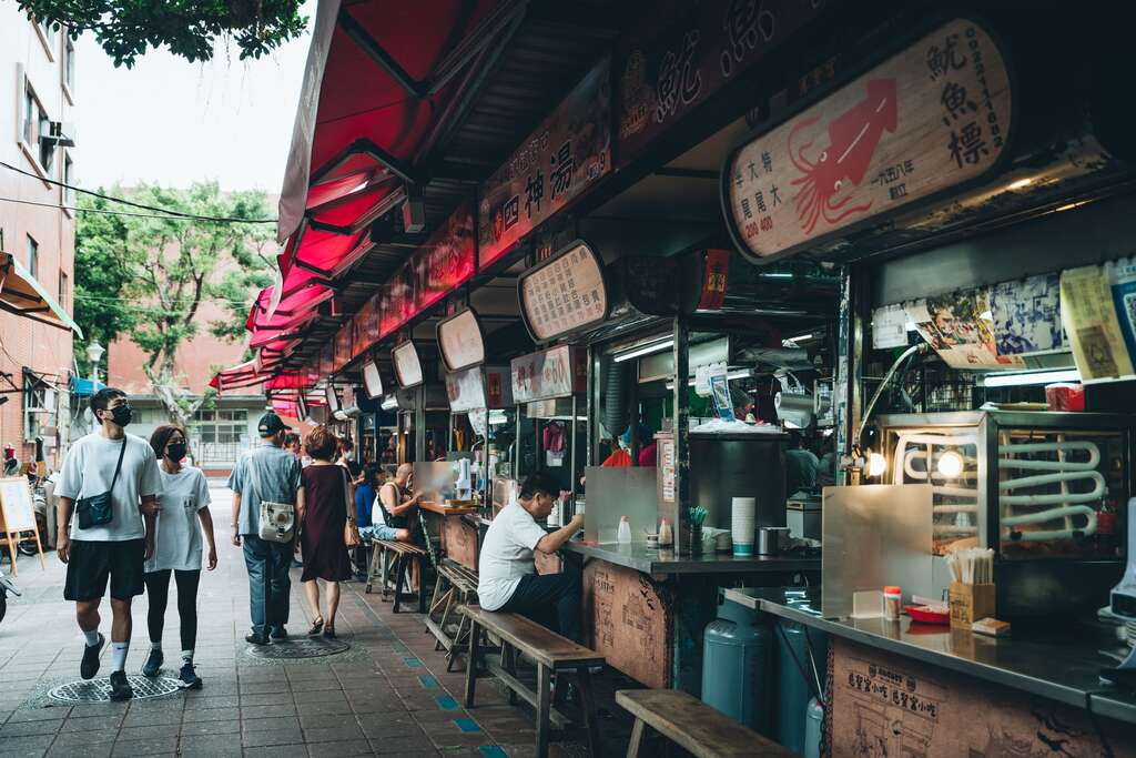 大稻埕是台北传统美食聚集地，街角小店或庙口摊贩，都可能保留了传承百年的好滋味。（摄影／张晋瑞）