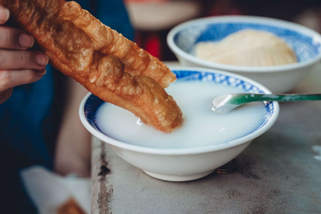 1920、30 年代經常在路邊販賣的杏仁茶，至今仍是頗受歡迎的常民美食。（攝影／張晋瑞）