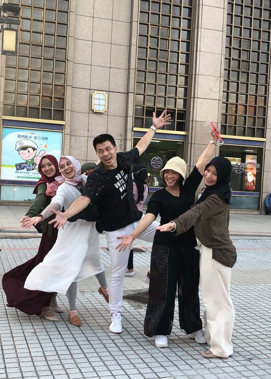 印尼華裔人氣主持人–吳俊星(Agoeng)也零距離的與穆斯林朋友歡度一天。