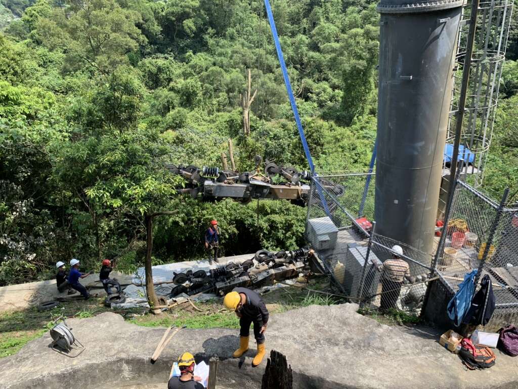 塔柱索輪組的吊掛更換，需透過人員攀爬與機械吊掛才能完成，天候狀況的好壞將大幅影響維修進度。（圖／台北捷運公司）