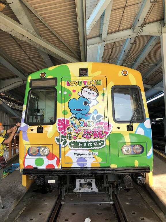 色彩缤纷的彩绘列车