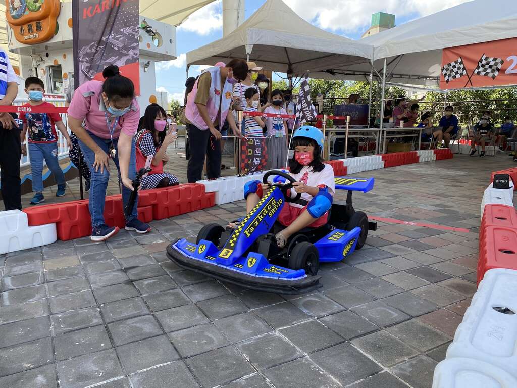 女賽車手英姿