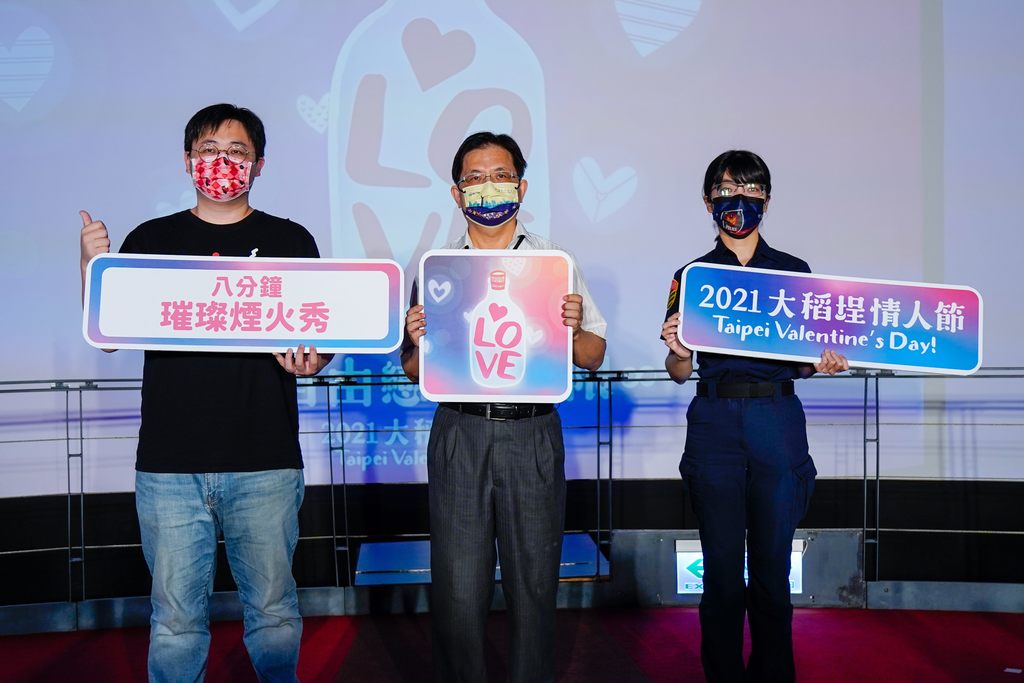 台北市副秘书长简哲宏(中)、观传局长刘奕霆(左)及警察局交通警察大队分队长锺佳纹(右)