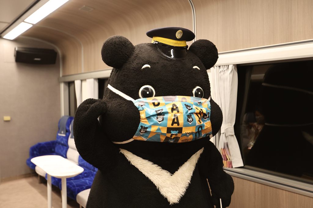 北市吉祥物熊赞Bravo担任一日列车长，可爱模样吸引旅客合影.JPG