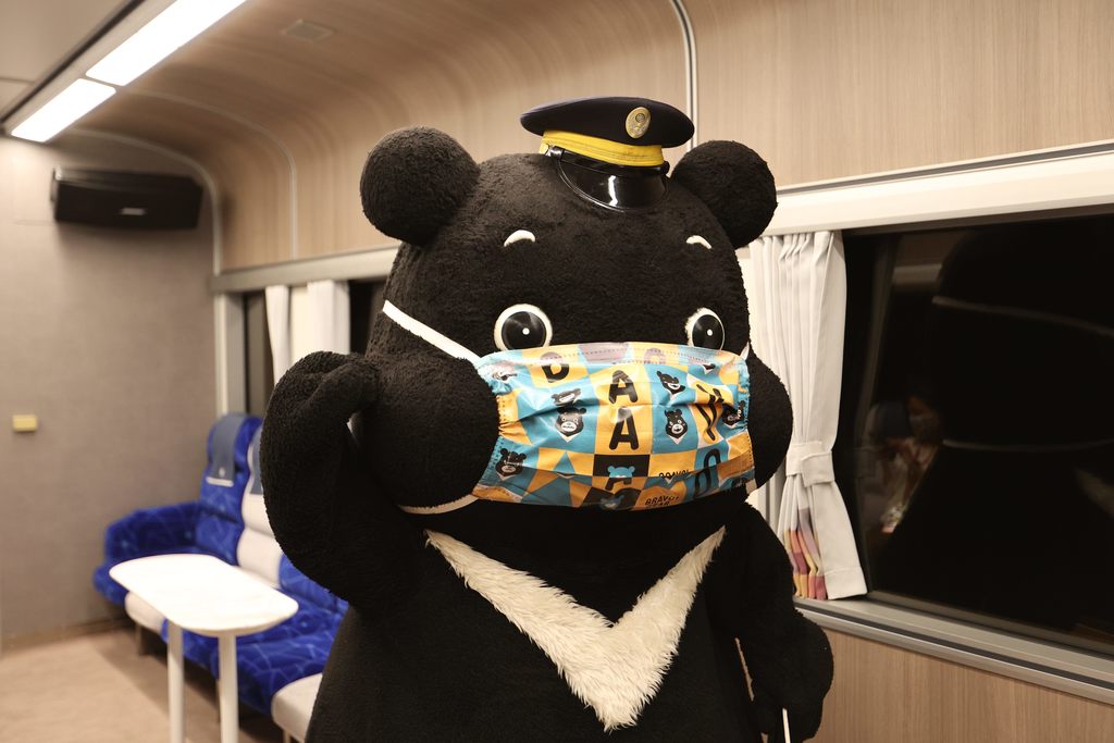 北市吉祥物熊讚Bravo擔任一日列車長，可愛模樣吸引旅客合影.JPG