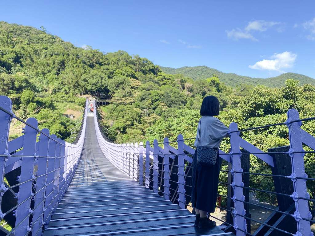 白石湖吊桥宛如巨龙空中飞舞
