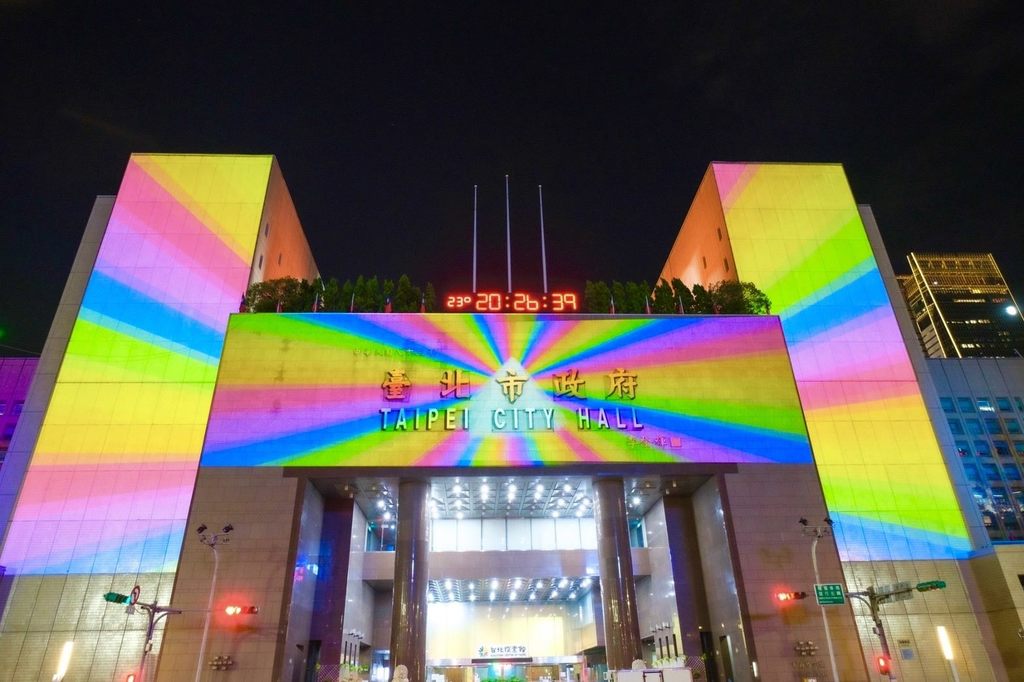 北市观传局将於明(28)天晚上起，一连10天於台北市政府西大门前举办「以爱为名 由爱成家」彩虹光雕秀