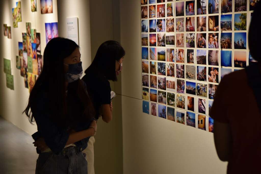 张维回顾旅行30国之深刻回忆，以照片墙及图文书呈现。