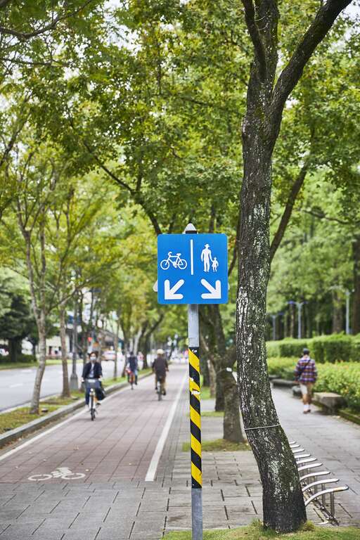 游适任认为台北的人行道，虽然具有「已发展」跟「发展中」两种模式，未来若能因地制宜设立，将能让交通识别发挥最佳作用。（摄影／黄政达）