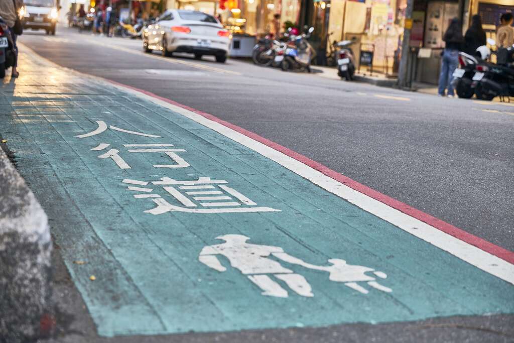 游适任认为台北的人行道，虽然具有「已发展」跟「发展中」两种模式，未来若能因地制宜设立，将能让交通识别发挥最佳作用。（摄影／黄政达） (2)