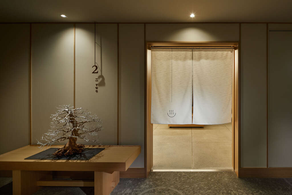 札幌「由緣飯店」的指標設計，呼應空間優雅、沉穩的調性。（圖／由緣飯店） (2)
