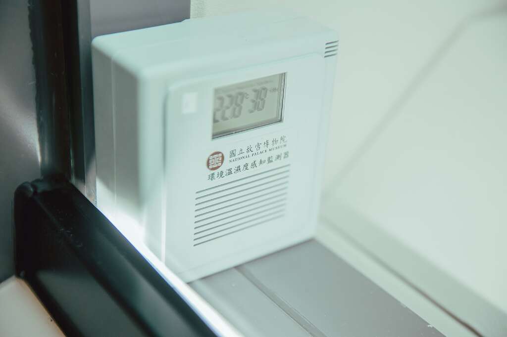 湿度是文物保存的重要关键，因此掌握展场乾湿度是展期间的重要工作。（摄影／庄智渊）