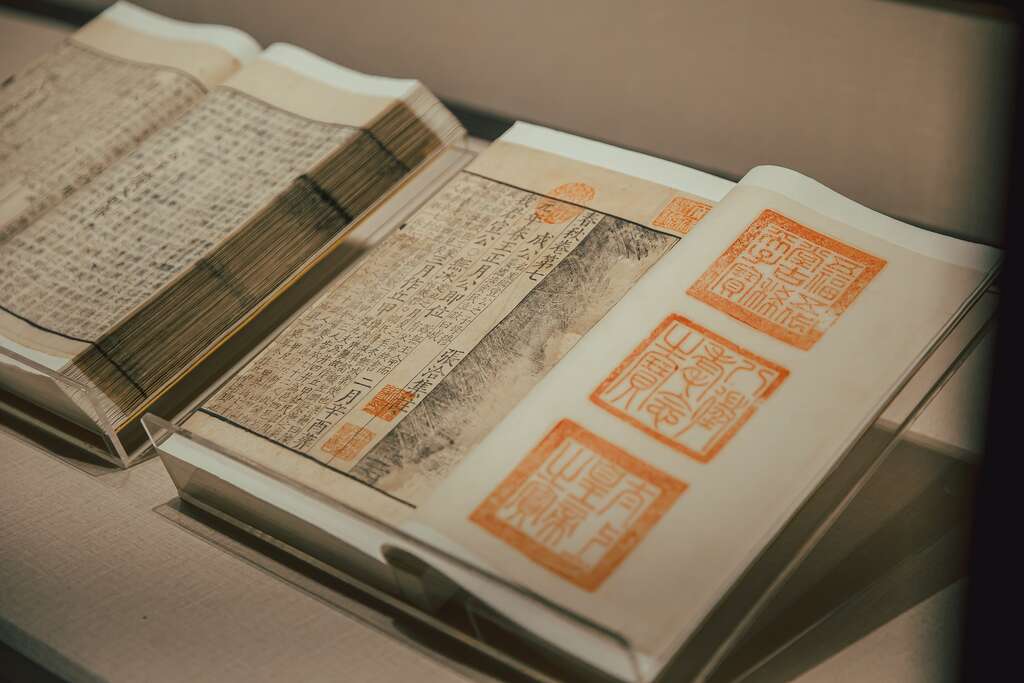 书画文物展出的角度、灯光都需仔细拿捏与规画，因此策展人不仅要相当了解文物，更需了解各种配置细节。（摄影／庄智渊）