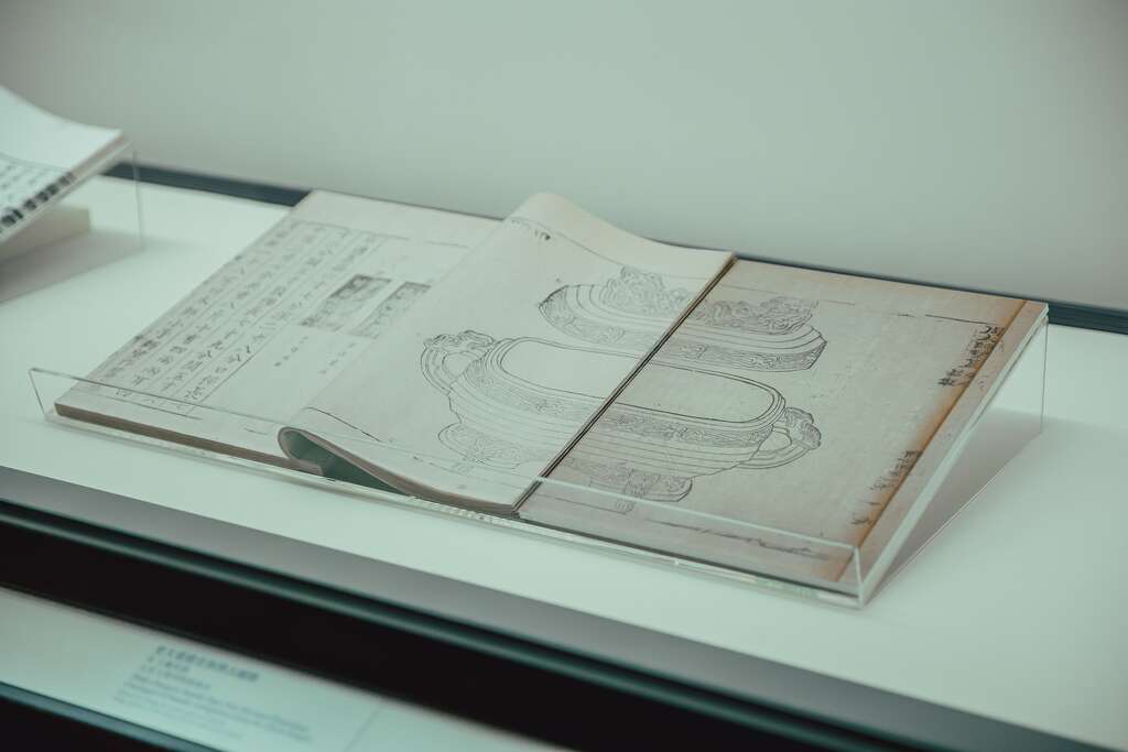 庞大的馆藏包括书画文献、古物铜器，因此策展人需从中找出新观点，并浓缩成有趣的企画，才能将藏品重现於世人。（摄影／庄智渊） (2)