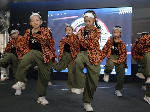 「动手动脚舞蹈团」精彩的Hip-Hop街舞，吸引许多民众观赏.JPG