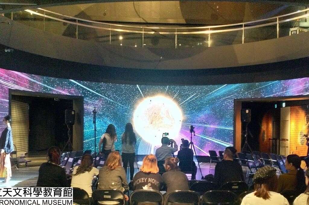 臺北天文館首次舉辦沉浸式天文講座，讓民眾如置身宇宙聆聽演講