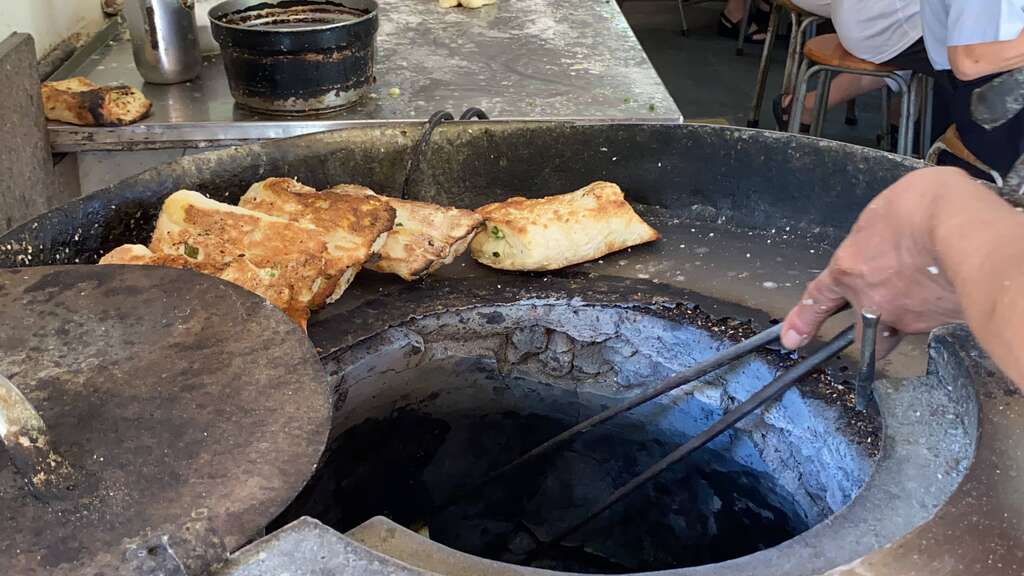台北「和记豆浆店」的缸烧炉。（图／鱼夫）