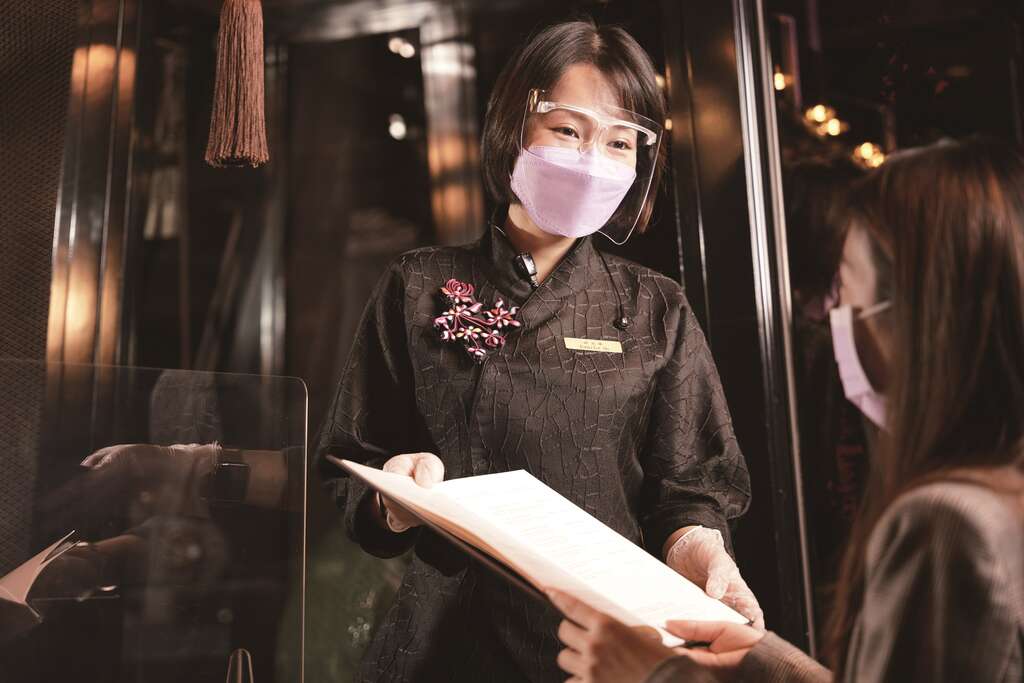圖說-頤宮中餐廳外場經理歐宛臻服務照