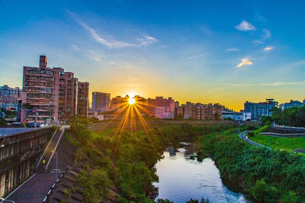 景美河滨公园自行车道 让你伴着夕阳一路饱览景美溪水岸的自然风光