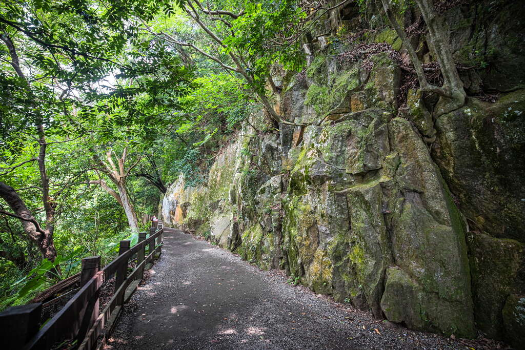 步道上的自然石壁非常壯觀