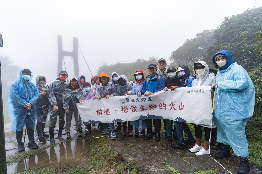 参加台北大纵走第二场活动的民众在菁山吊桥前合照。