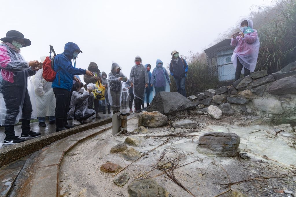 中华民国自然步道协会的导览老师诙谐生动的介绍小油坑火山喷气孔及特殊地形。