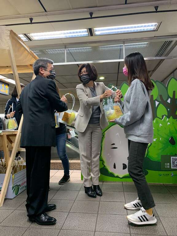 一日店长致赠民众释迦