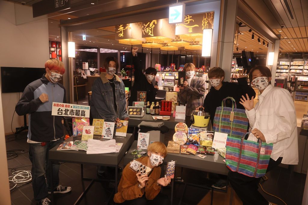 FANTASTICS _台北最高 _の品物をインスタライブで公開／撮影：翔(shou)