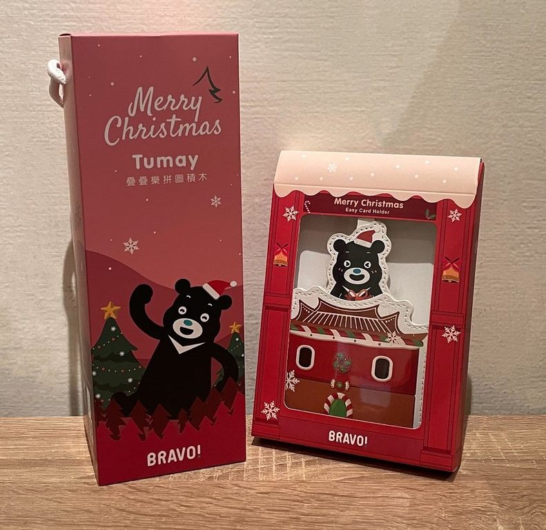 臺北城市紀念品聖誕節系列主題的設計商品-「熊讚北嗶伸縮卡套」與「Tumay疊疊樂拼圖積木」