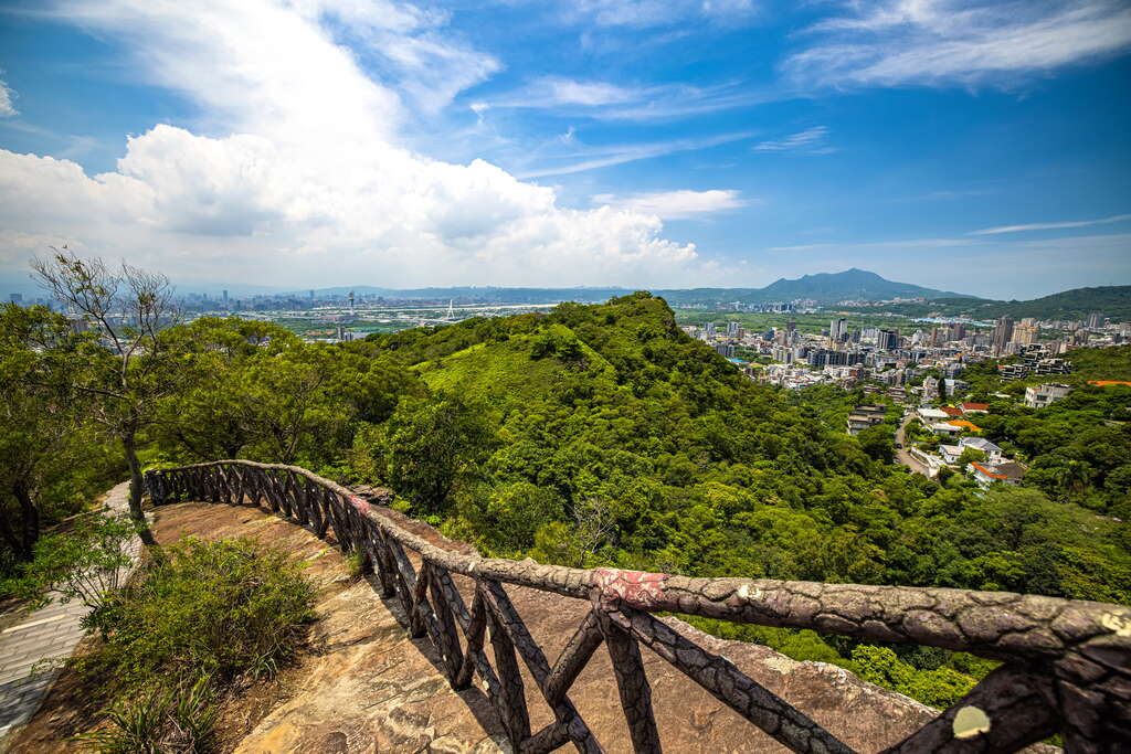 可以站在木頭欄杆旁眺望臺北市