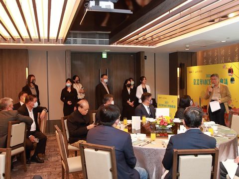 台北市长柯文哲与业界先进分享市府办理线上线下大型活动成果。