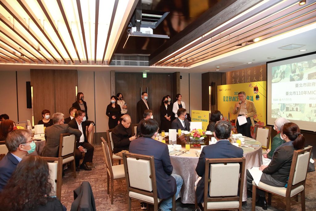 台北市长柯文哲与业界先进分享市府办理线上线下大型活动成果。