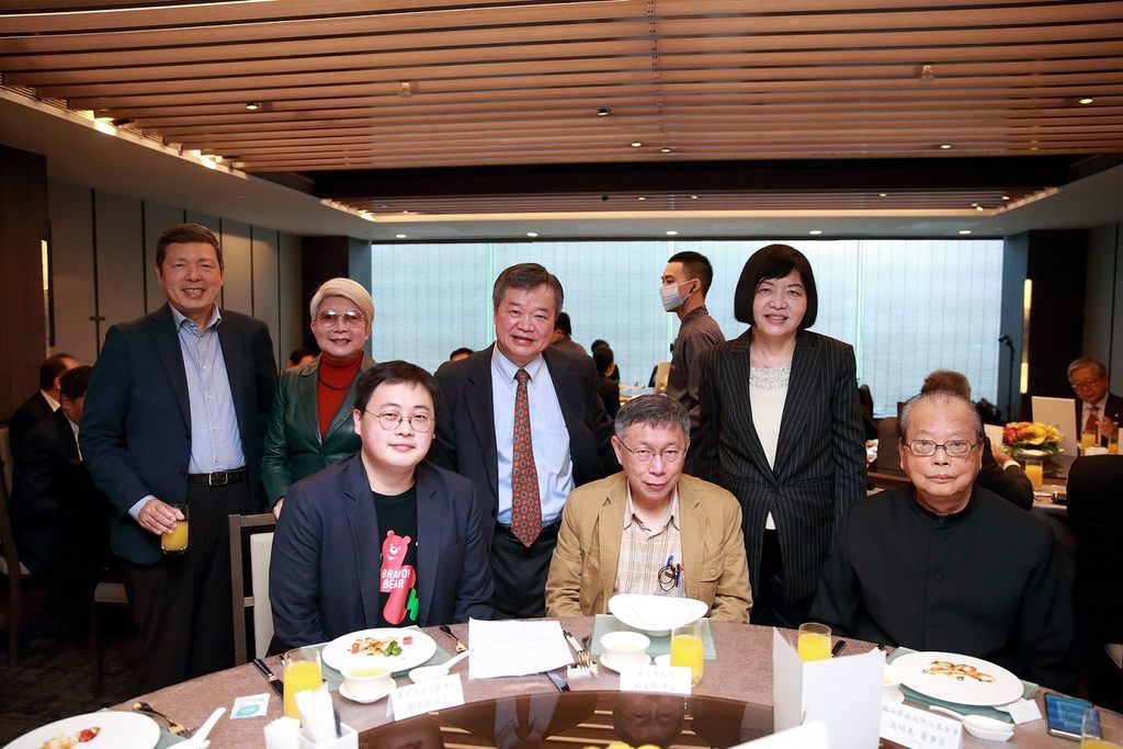 台北市长柯文哲、观光传播局长刘奕霆与会议大使及协会代表合影。