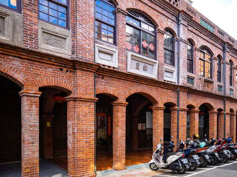Old storefront buildings on Dihua St.