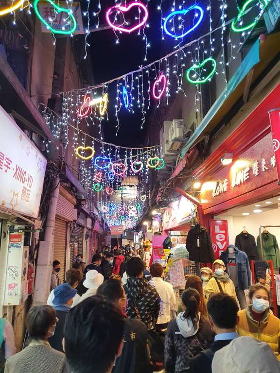 士林夜市假日游逛拥挤人潮