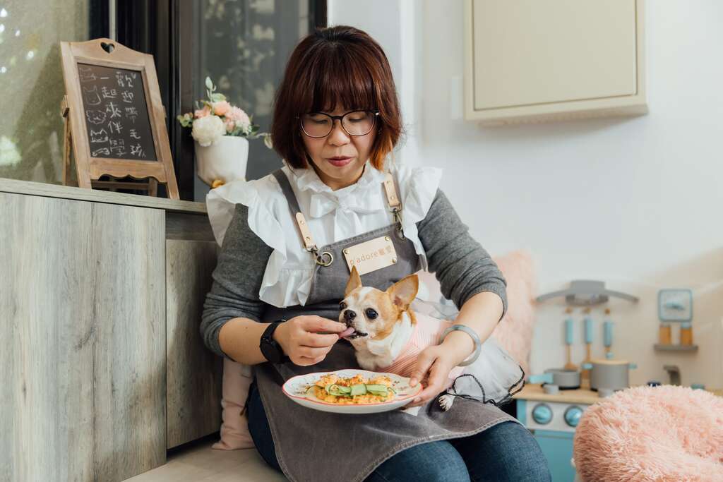 陈蓁经常自己制作宠物鲜食，让家中的毛小孩吃得开心也兼顾营养均衡。（摄影／林冠良）
